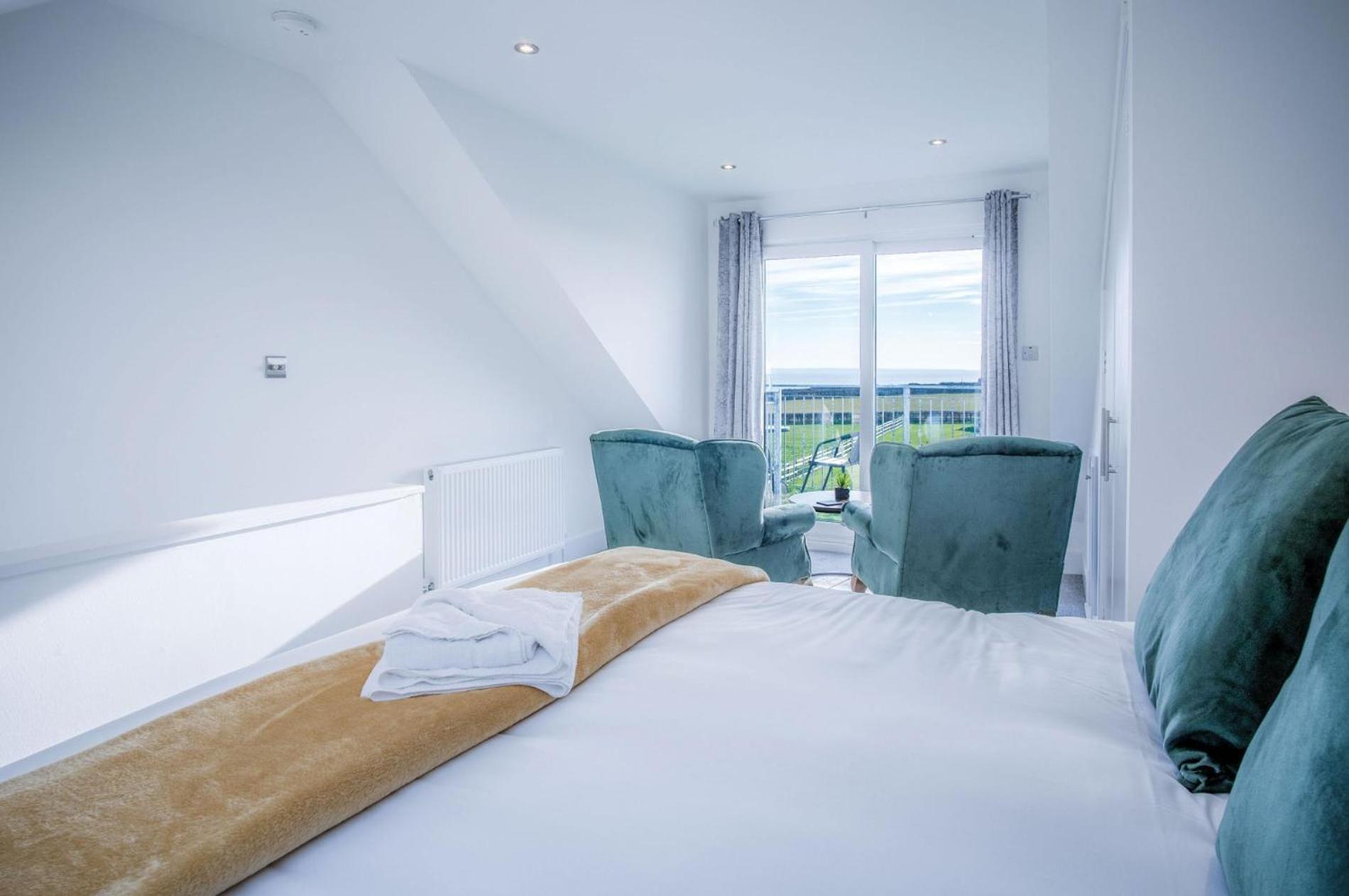 Oasis - 2 Bedroom - Ocean Breeze Apartment *